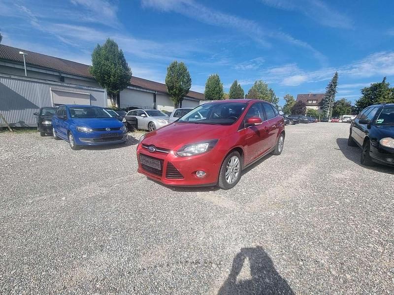 Rot Gebraucht 2014 Ford Focus Titanium Limousine | 3.899 € (Superpreis) - Bild 1/4