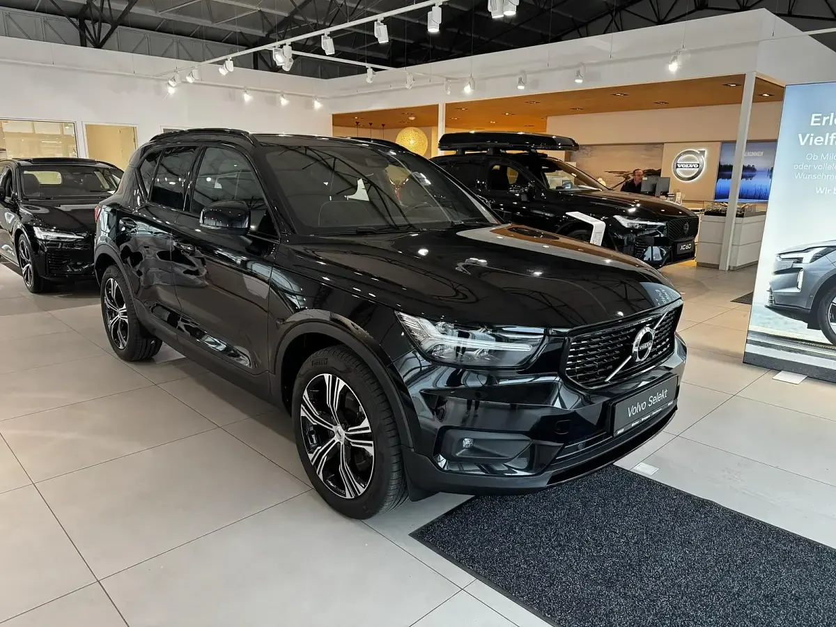 Gebraucht Volvo XC40 R-Design 155 PS (114 kW) 2020 Onyx black / metallic SUV