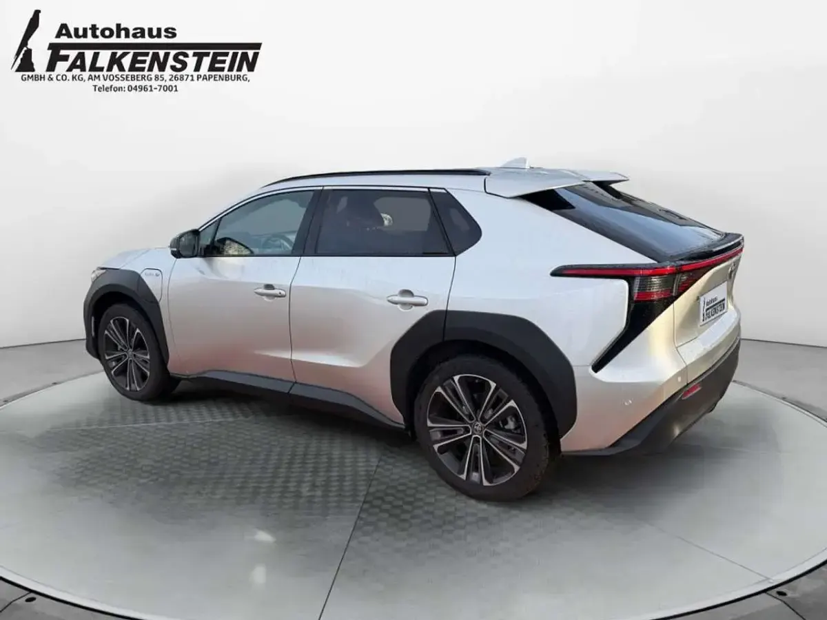 Gebraucht Toyota bZ4X Basis 150 kW (204 PS) 2023 Precious silver SUV
