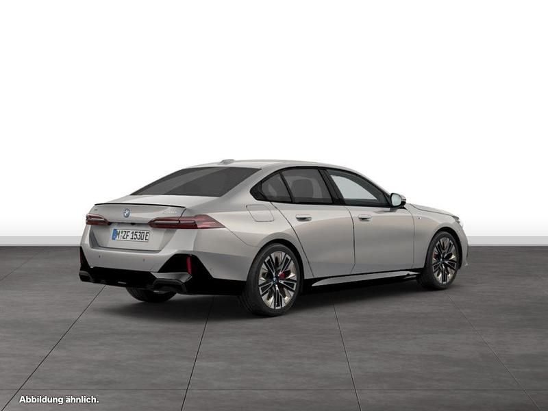 Gebraucht BMW 550e M Sport 489 PS (359 kW) 2025 Grau Limousine