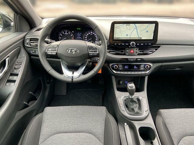 Gebraucht Hyundai i30 Advantage 120 PS (88 kW) 2024 Atlas white / sol Limousine