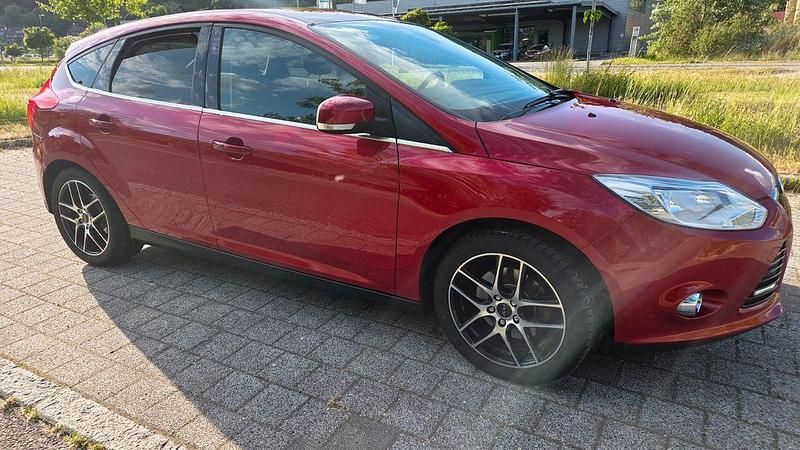 Gebraucht Ford Focus Titanium 150 PS (110 kW) 2013 Rot Limousine