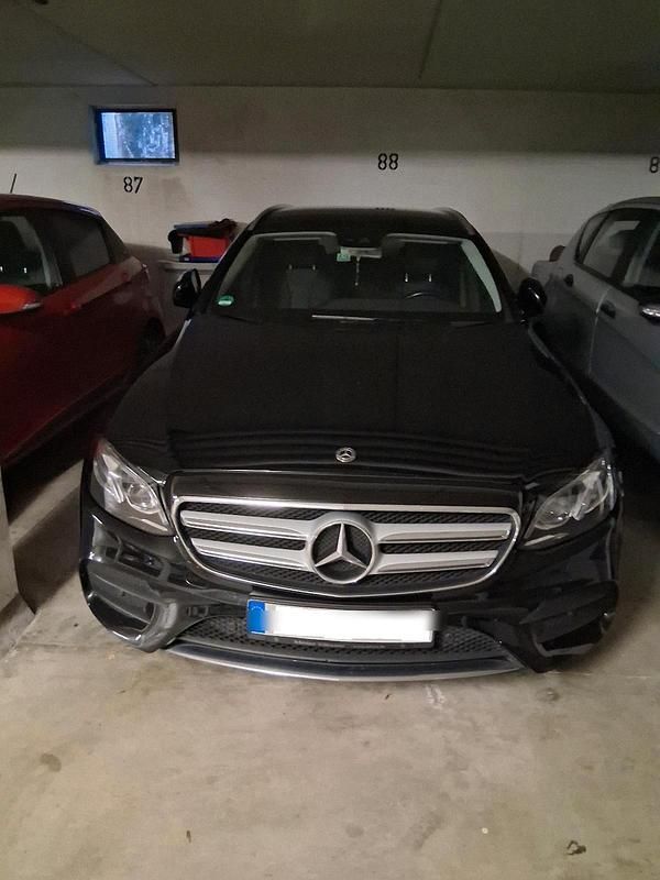 Schwarz Gebraucht 2019 Mercedes E220 AMG Kombi | 29.500 € (Fairer Preis) - Bild 1/4