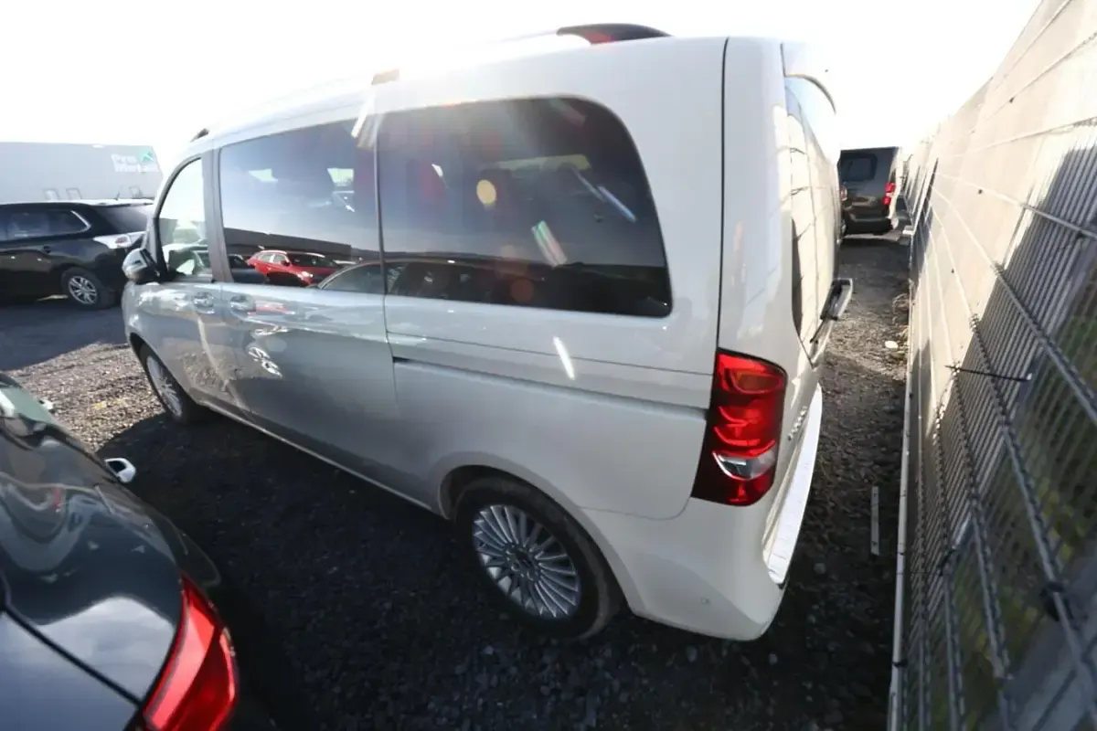 Gebraucht Mercedes V220 163 PS (119 kW) 2021 Kieselgrau Van / Kleinbus