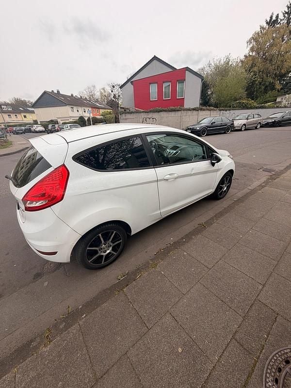 Gebraucht Ford Fiesta 60 PS (44 kW) 2011 Weiß Kleinwagen