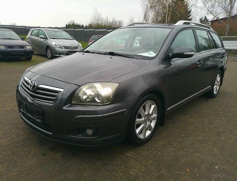 Grau Gebraucht 2006 Toyota Avensis Kombi | 2.700 € (Fairer Preis) - Bild 1/4