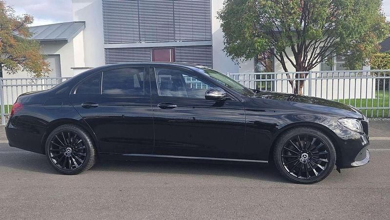 Schwarz Gebraucht 2019 Mercedes E220 Avantgarde Limousine | 25.690 € (Guter Preis) - Bild 1/4