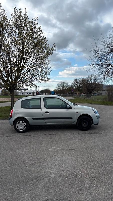 Gebraucht Renault Clio II 75 PS (55 kW) 2001 Silber Kleinwagen