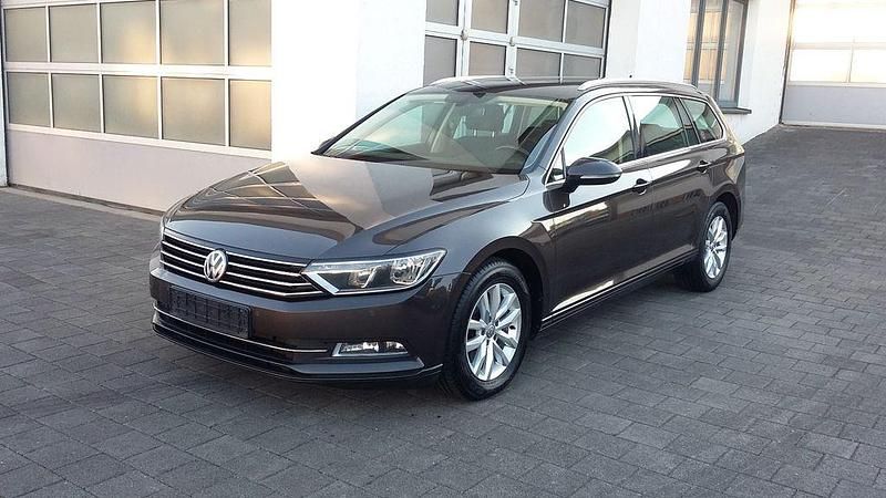 Braun Gebraucht 2015 VW Passat Comfortline Kombi | 8.990 € (Fairer Preis) - Bild 1/4
