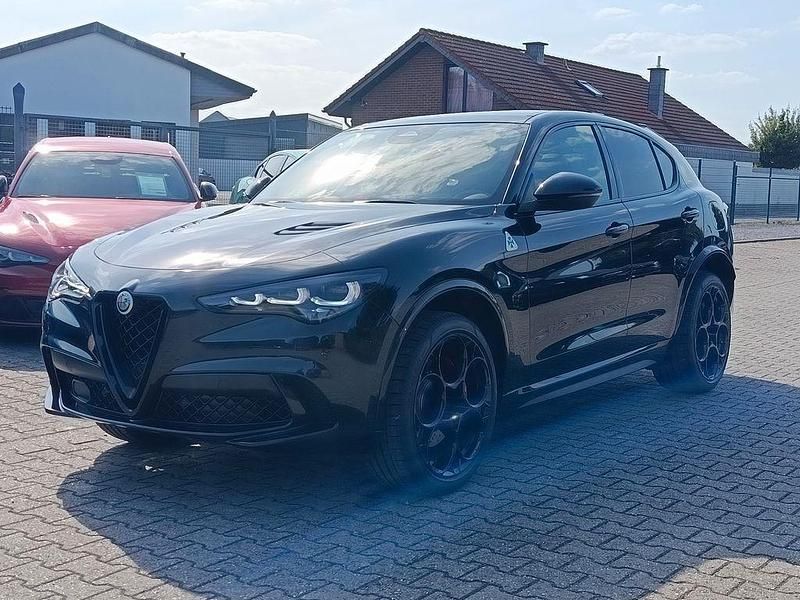 Nero vulcano Neu 2025 Alfa Romeo Stelvio Quadrifoglio SUV | 104.989 € - Bild 1/4