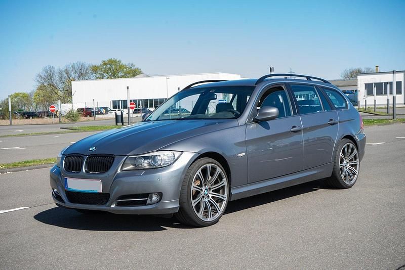 Grau Gebraucht 2010 BMW 335 Kombi | 15.290 € (Guter Preis) - Bild 1/4