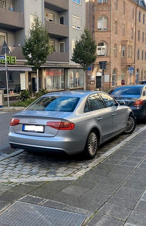 Grau Gebraucht 2014 Audi A4 Ambition Limousine | 10.950 € (Guter Preis) - Bild 1/4