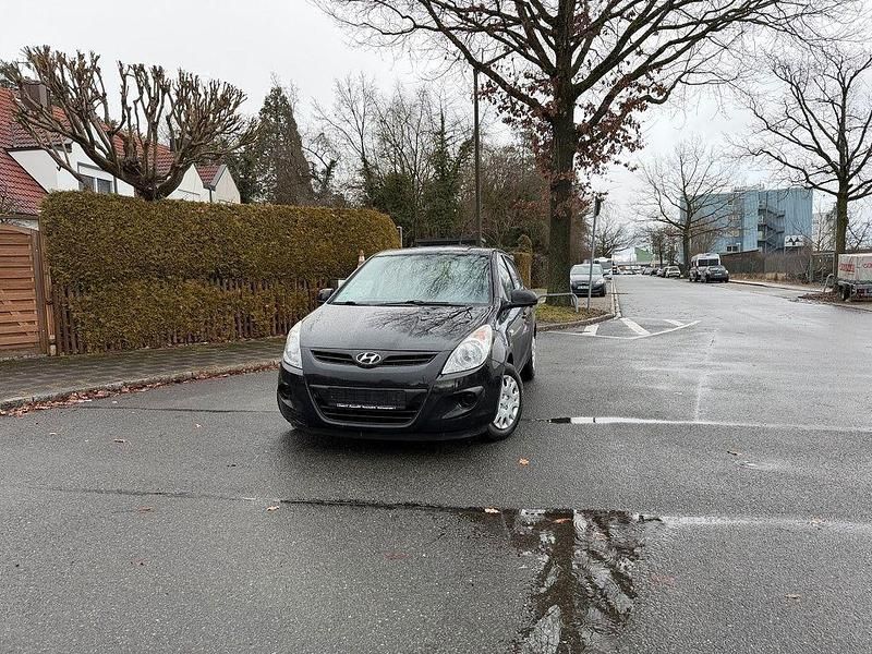 Gebraucht Hyundai i20 Edition 77 PS (56 kW) 2012 Schwarz Kleinwagen