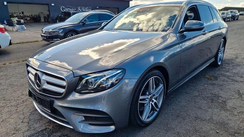 Grau Gebraucht 2019 Mercedes E220 AMG Limousine | 27.999 € (Superpreis) - Bild 1/4