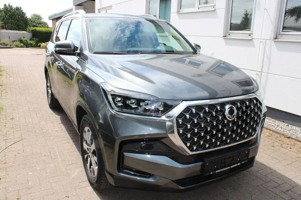 Gebraucht SsangYong Rexton Quartz 203 PS (149 kW) 2023 Grau SUV