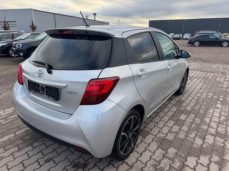 Gebraucht Toyota Yaris Executive 99 PS (72 kW) 2014 Limousine