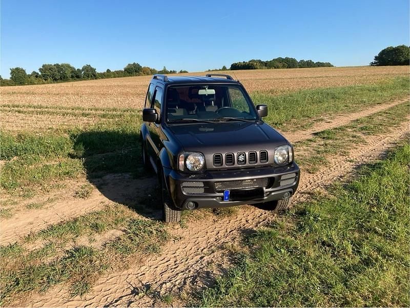 Grau Gebraucht 2012 Suzuki Jimny SUV | 9.249 € (Fairer Preis) - Bild 1/4
