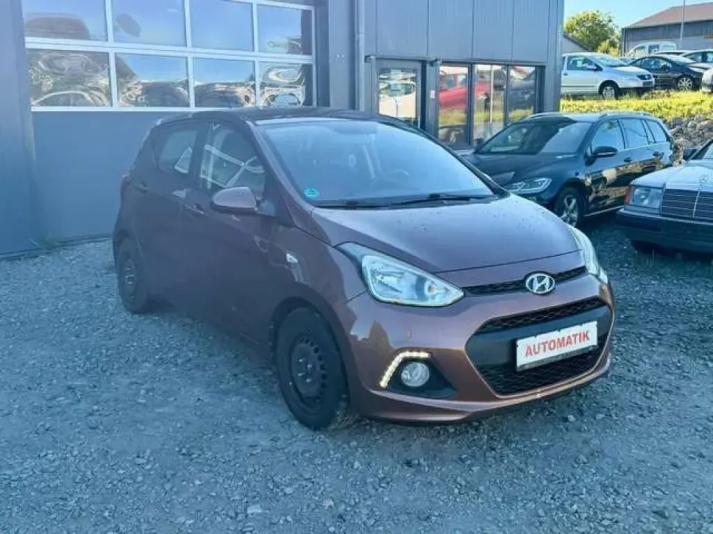 Gebraucht Hyundai i10 Trend 67 PS (49 kW) 2016 Cashmere brown / met (metallic) Kleinwagen