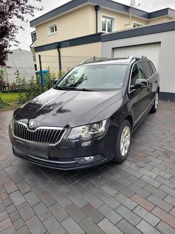 Schwarz Gebraucht 2014 Skoda Superb Kombi | 9.900 € (Guter Preis) - Bild 1/4