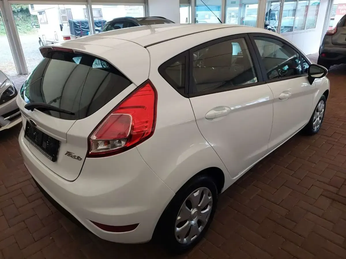 Gebraucht Ford Fiesta 95 PS (69 kW) 2016 Weiß Kleinwagen