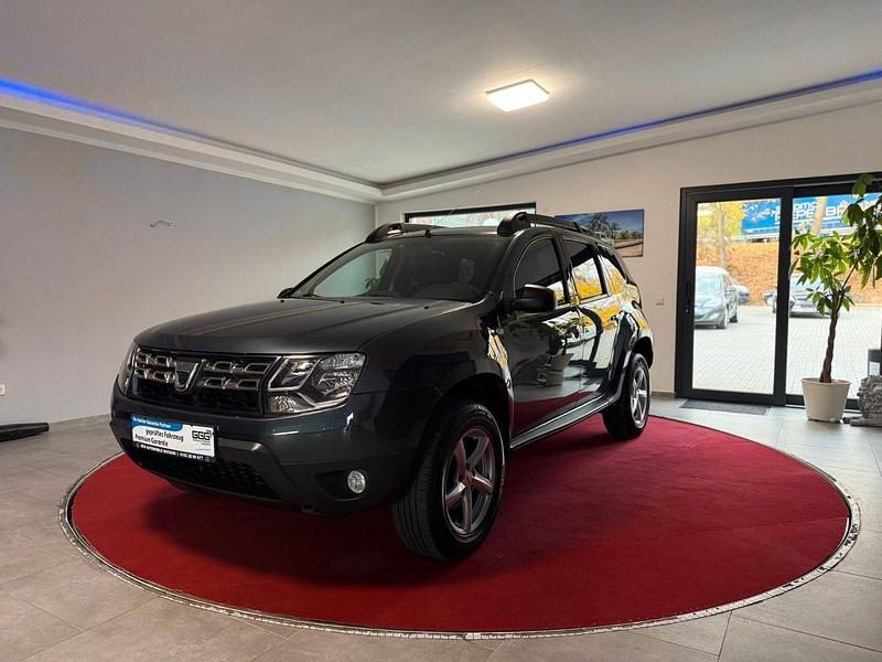Grau Gebraucht 2014 Dacia Duster Lauréate SUV | 6.590 € (Fairer Preis) - Bild 1/3