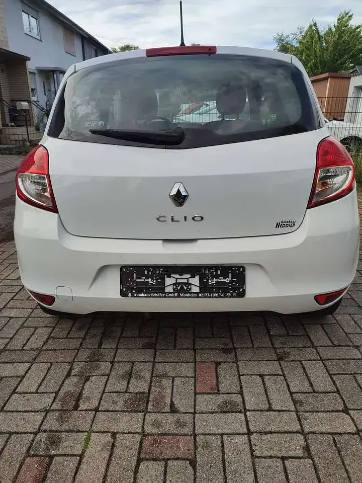 Gebraucht Renault Clio II 75 PS (55 kW) 2009 Weiß Limousine