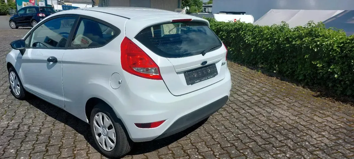 Gebraucht Ford Fiesta 60 PS (44 kW) 2012 Weiß Kleinwagen