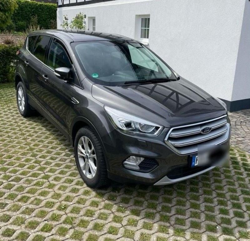 Grau Gebraucht 2017 Ford Kuga Titanium SUV | 16.666 € (Fairer Preis) - Bild 1/4