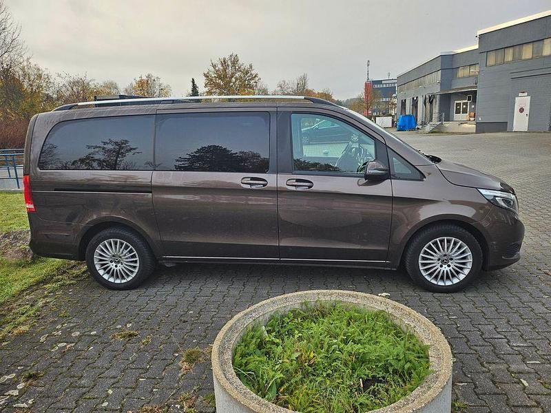 Braun Gebraucht 2018 Mercedes V220 Edition Van / Kleinbus | 30.000 € (Superpreis) - Bild 1/4