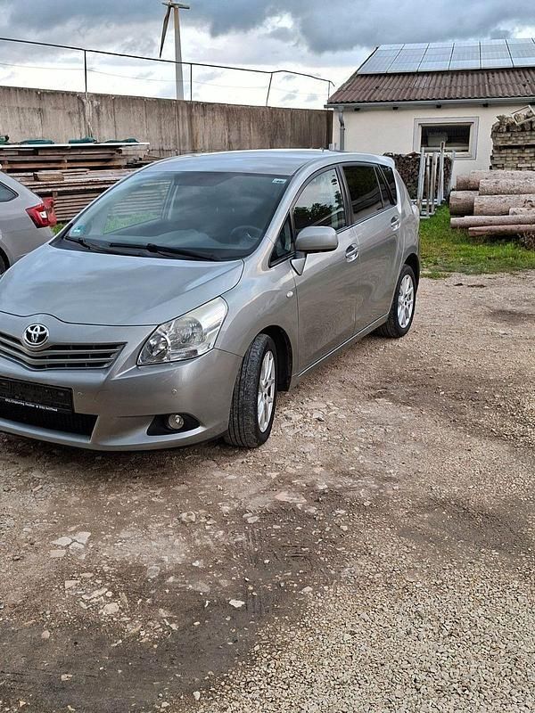 Silber Gebraucht 2012 Toyota Verso Van / Kleinbus | 5.599 € (Fairer Preis) - Bild 1/4