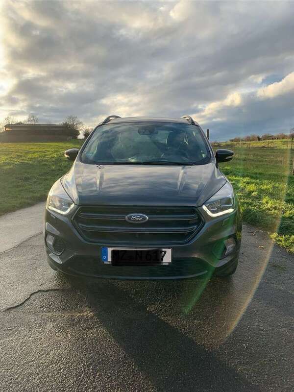 Grau Gebraucht 2018 Ford Kuga ST-Line SUV | 17.490 € (Fairer Preis) - Bild 1/4