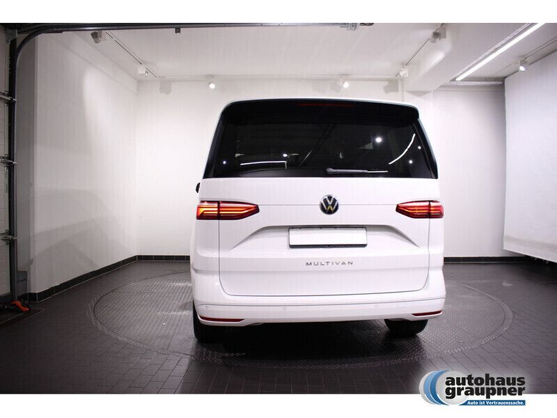 Gebraucht VW Multivan Life 136 PS (100 kW) 2024 Weiß Van / Kleinbus