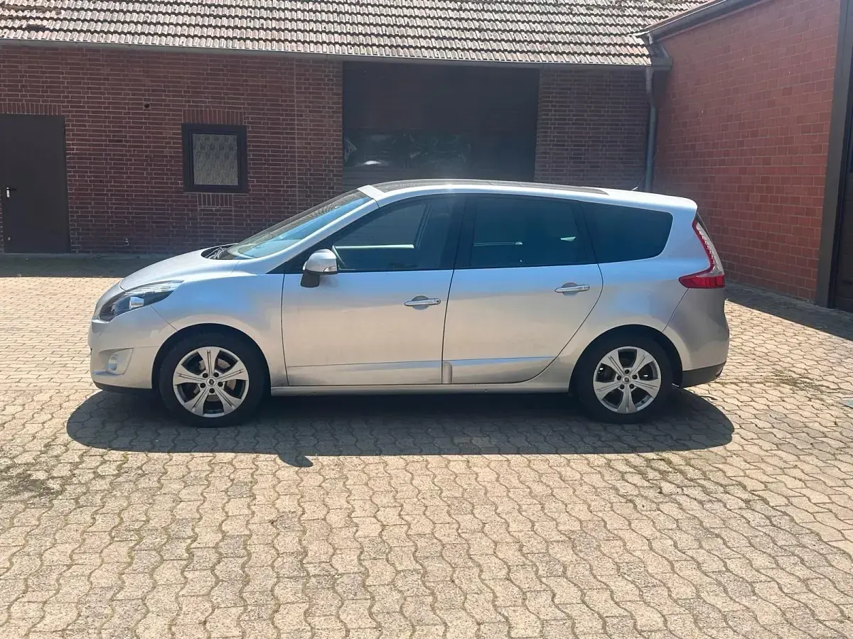 Gebraucht Renault Grand Scénic 131 PS (96 kW) 2011 Silber Van / Kleinbus