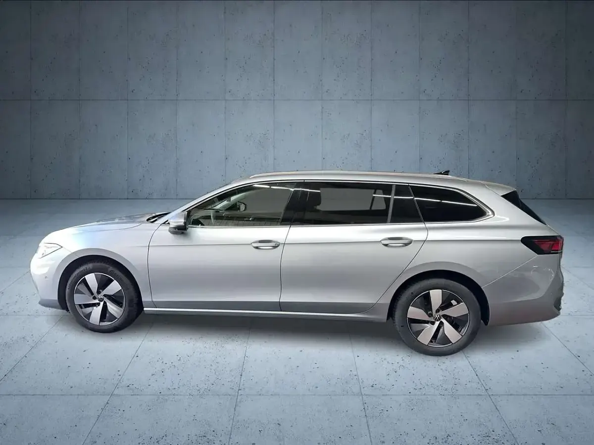 Gebraucht VW Passat IQ Drive 150 PS (110 kW) 2025 Oyster silver metallic Kombi