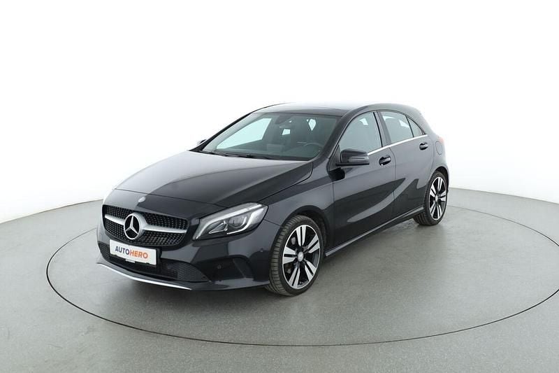 Schwarz Gebraucht 2015 Mercedes A200 Urban Limousine | 17.790 € (Fairer Preis) - Bild 1/3