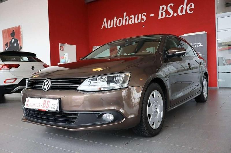 Braun Gebraucht 2012 VW Jetta Comfortline Limousine | 3.490 € (Guter Preis) - Bild 1/4
