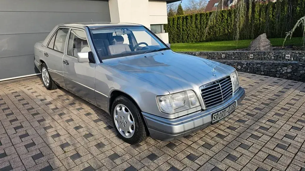 Gebraucht Mercedes E200 75 PS (55 kW) 1995 Silber Limousine
