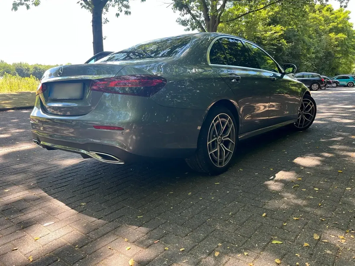 Gebraucht Mercedes E220 AMG line 200 PS (147 kW) 2022 Grün Limousine