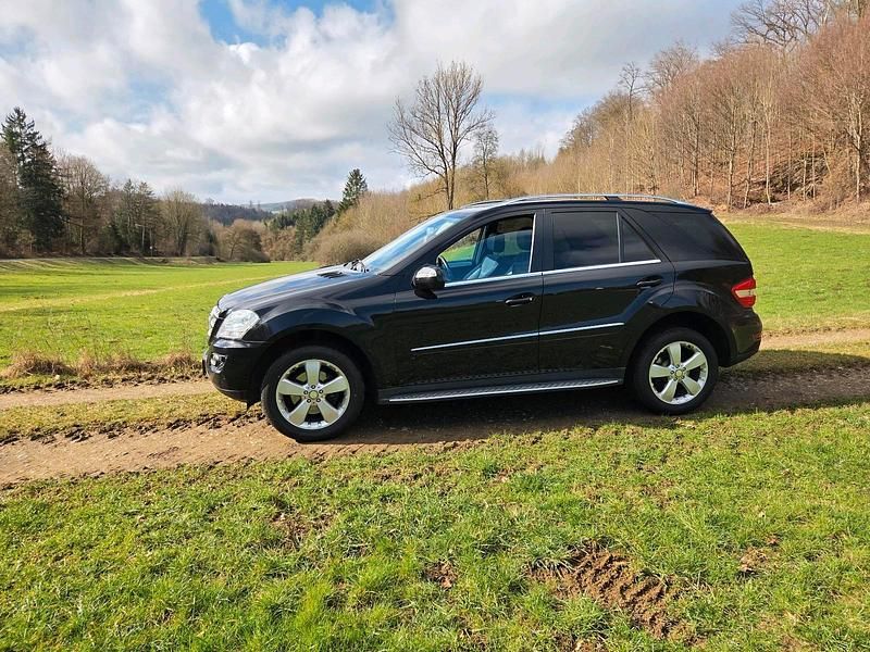Gebraucht Mercedes ML350 258 PS (189 kW) 2010 Schwarz SUV