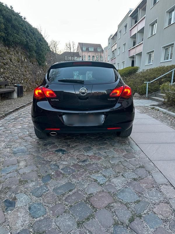 Gebraucht Opel Astra 140 PS (102 kW) 2011 Schwarz Limousine