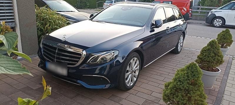 Blau Gebraucht 2018 Mercedes E400 Kombi | 32.250 € (Fairer Preis) - Bild 1/4