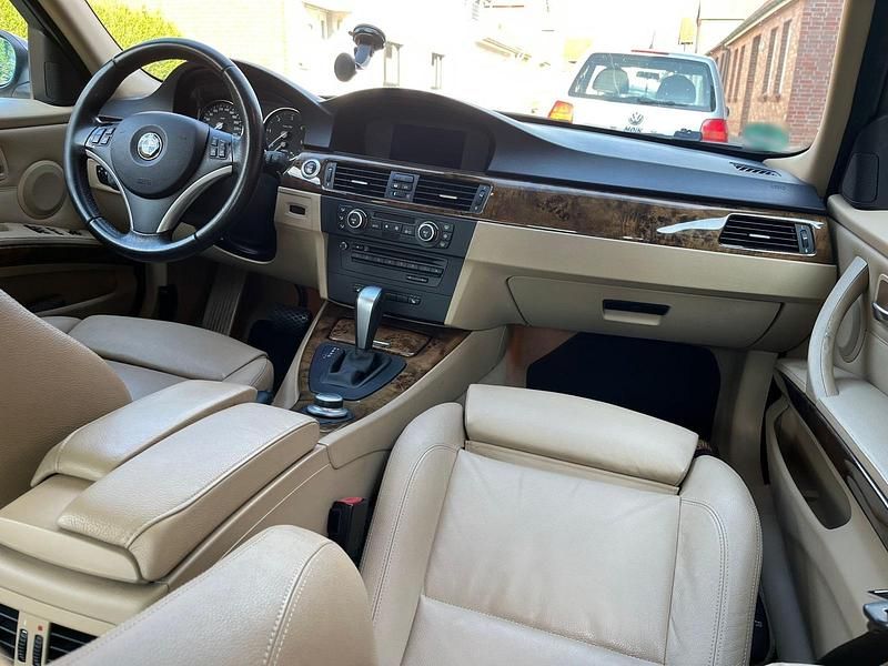 Gebraucht BMW 330 231 PS (169 kW) 2008 Rot Limousine