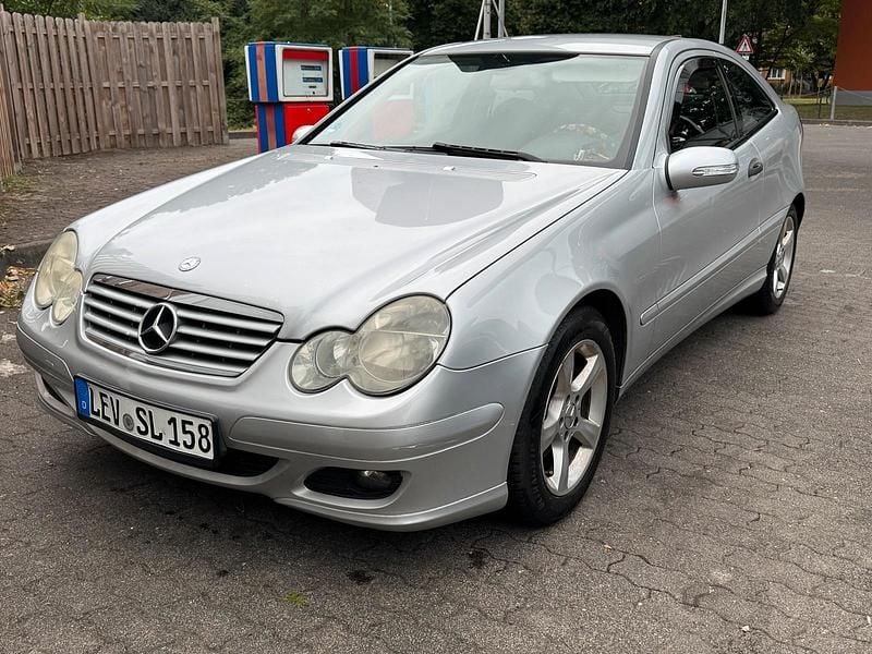 Grau Gebraucht 2008 Mercedes CL200 Coupé | 3.000 € - Bild 1/4