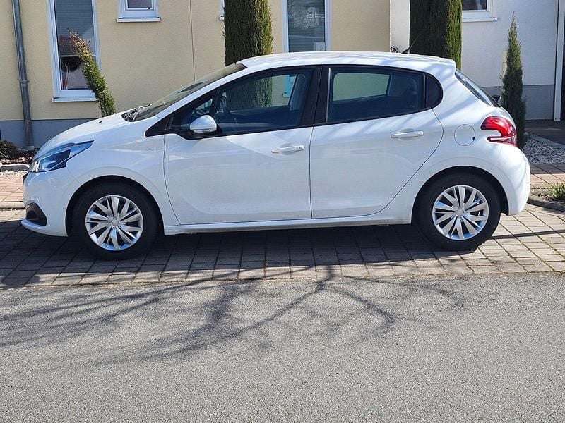 Gebraucht Peugeot 208 Urban Move 82 PS (60 kW) 2016 Weiß Kleinwagen