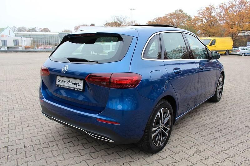 Gebraucht Mercedes E250 163 PS (119 kW) 2023 Blau Limousine