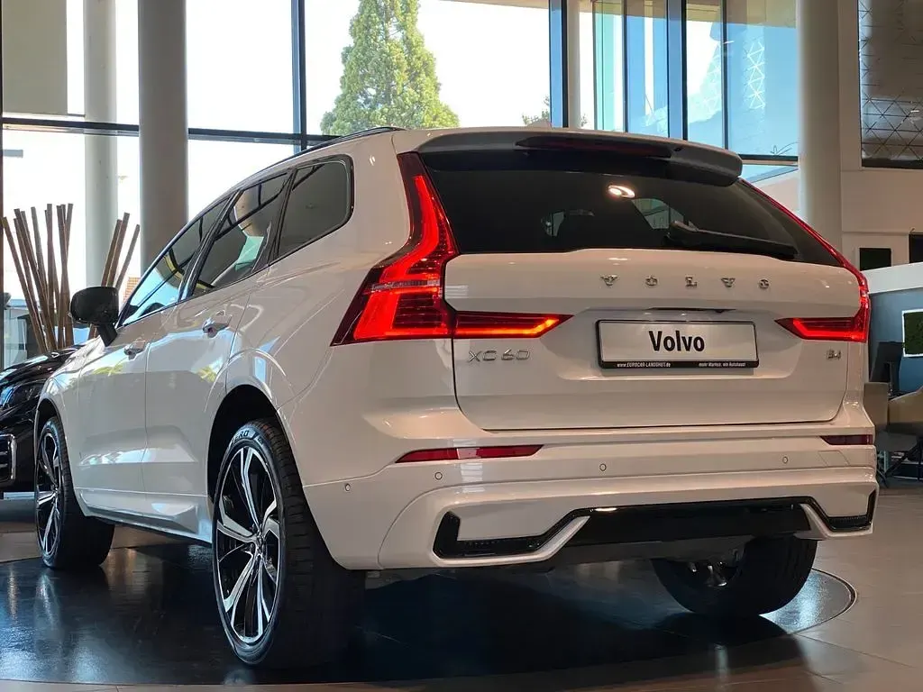 Gebraucht Volvo XC60 Plus 197 PS (144 kW) 2024 Weiß SUV