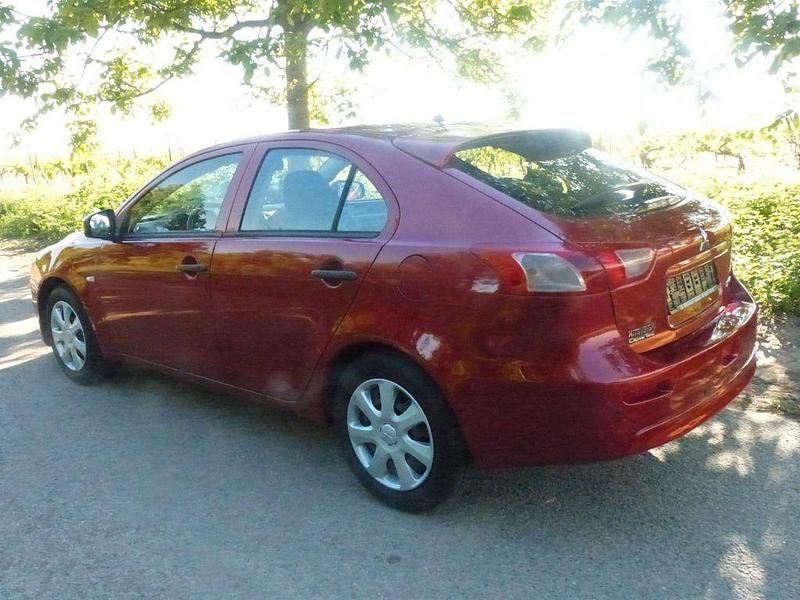 Gebraucht Mitsubishi Lancer Sportback Basis 117 PS (86 kW) 2015 Rot Limousine