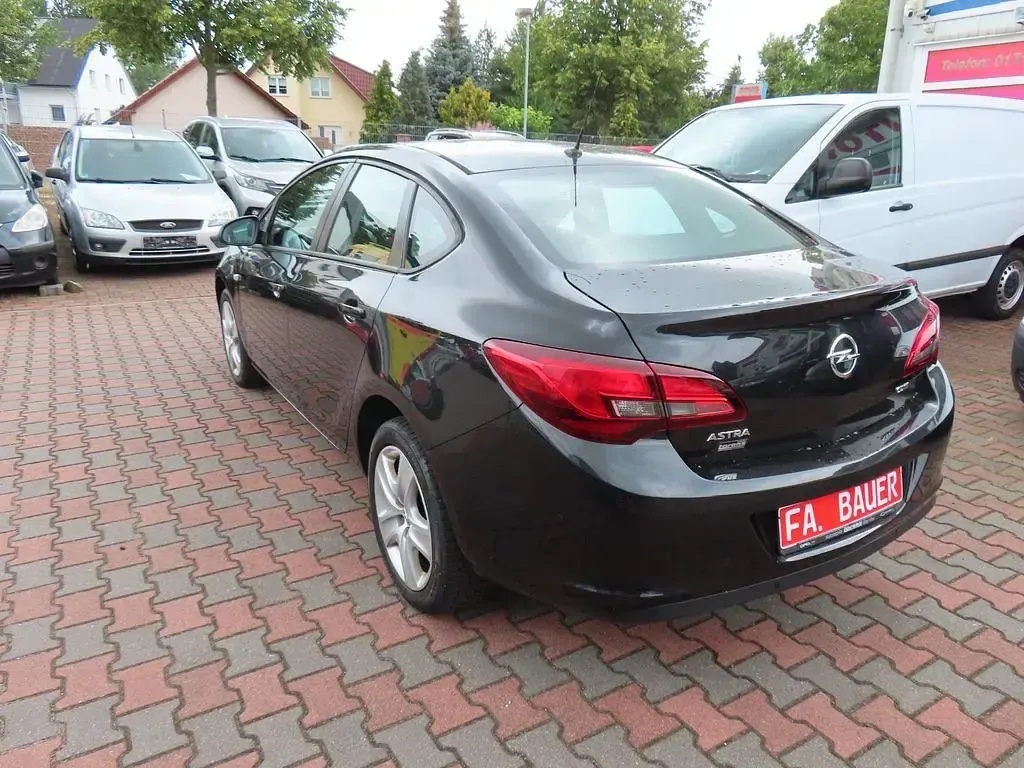 Gebraucht Opel Astra 131 PS (96 kW) 2012 Schwarz Limousine
