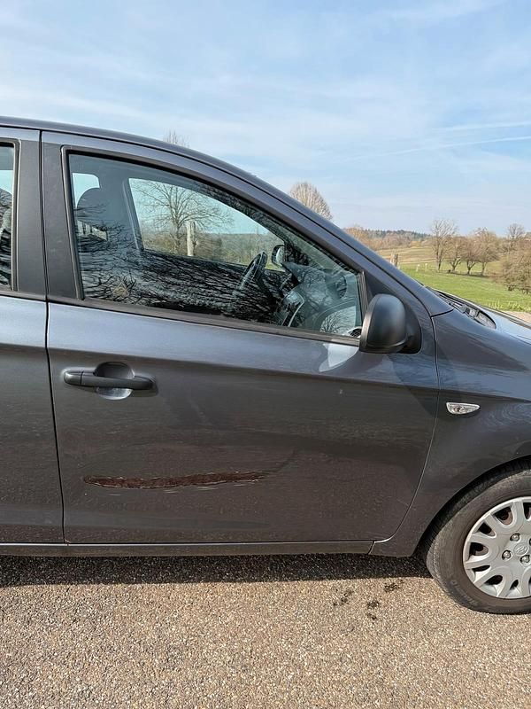 Gebraucht Hyundai i20 77 PS (56 kW) 2011 Grau Kleinwagen