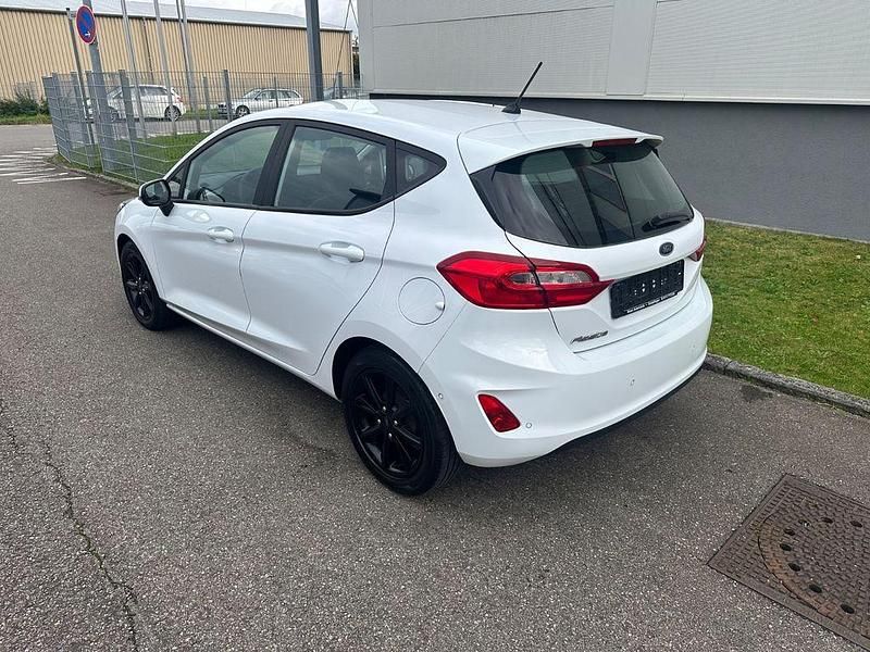 Gebraucht Ford Fiesta Cool & Connect 101 PS (74 kW) 2017 Weiß Kleinwagen
